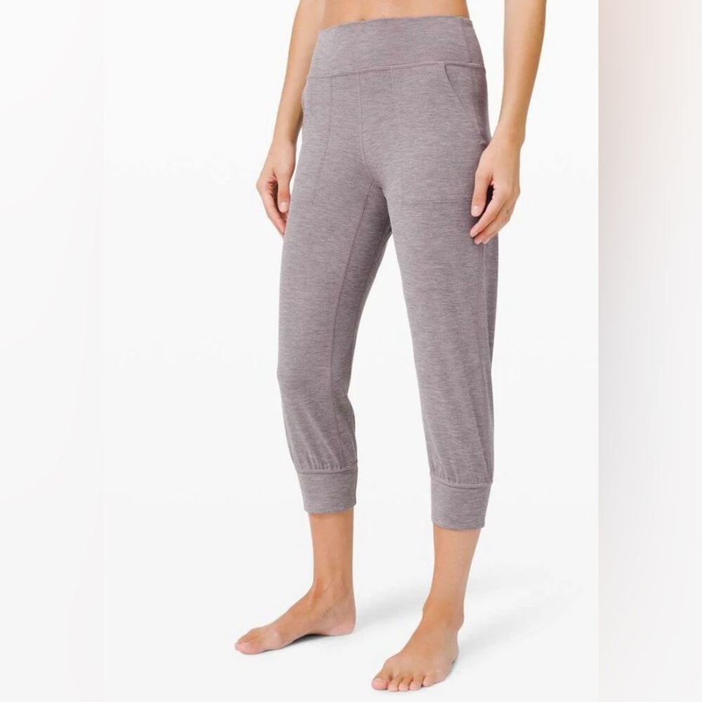 Align High Rise Cropped Jogger 23” in Lunar Rock EUC size 8